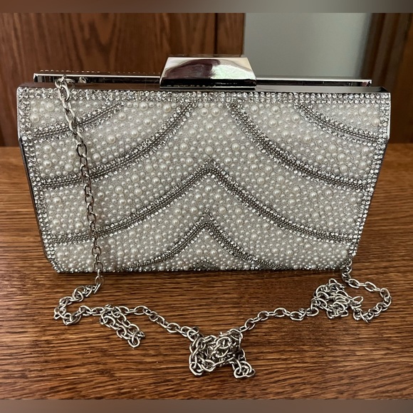 KELLY & KATIE BY LULU TOWNSEND PEARL AND RHINESTONE SILVER FRAME CLUTCH NWT! - Picture 3 of 5